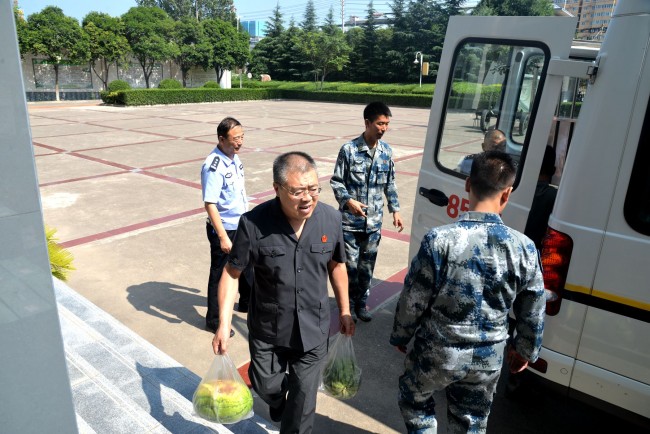 湖滨区法院"八一"前夕走访慰问部队官兵 三门峡湖滨区法院网